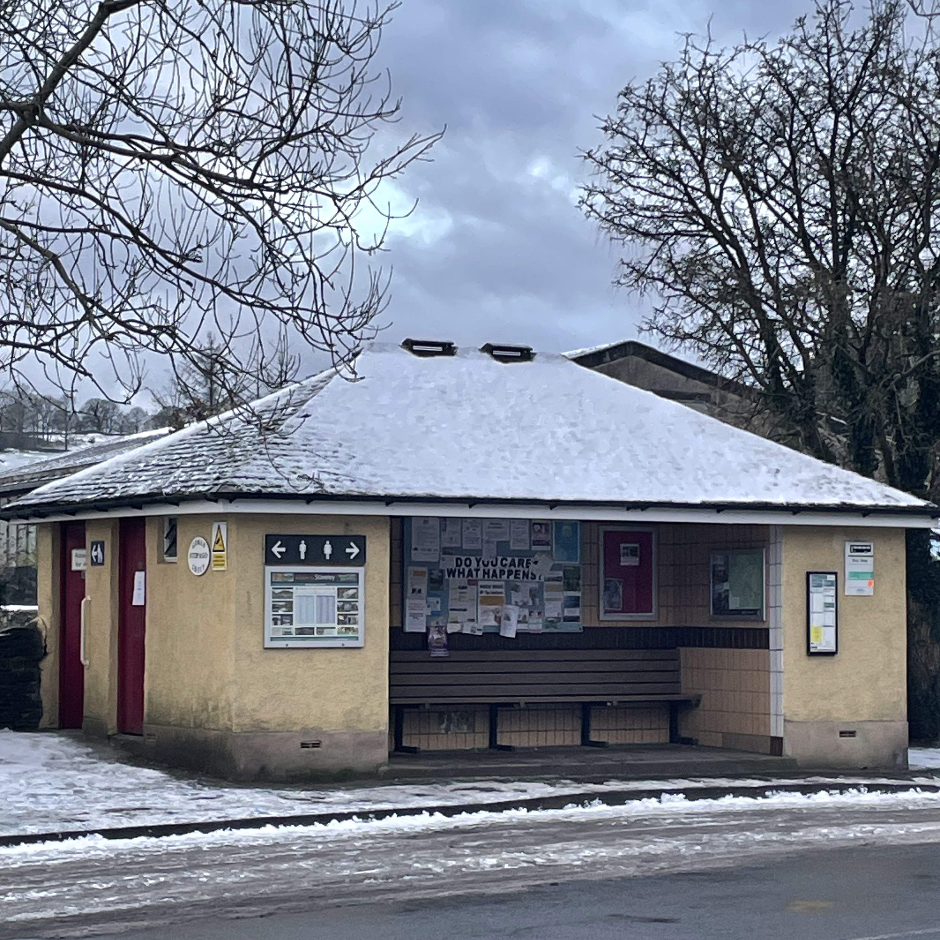 Photo of bus shelter building of approximately 10m facade width in the snow